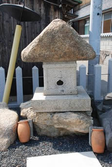 恵比寿さんの石堂